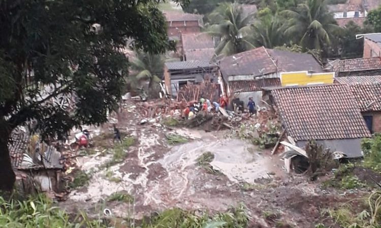 Após desabamentos moradores ficam soterrados em Penedo