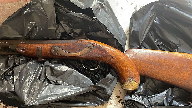 Mais uma arma furtada de museu é encontrada no lixo do Mercado da Produção