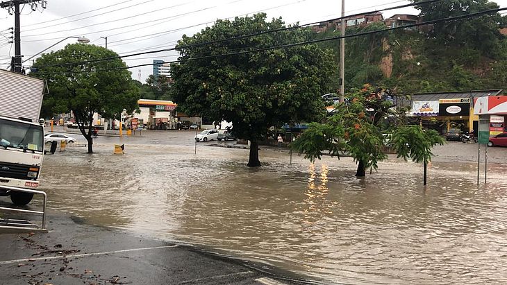 Chuva causa alagamentos em Maceió e em cidades do interior de Alagoas
