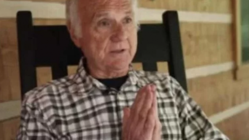 Aos 83 anos, padre que largou a batina agora é astro pornô gay: “Uma festa”