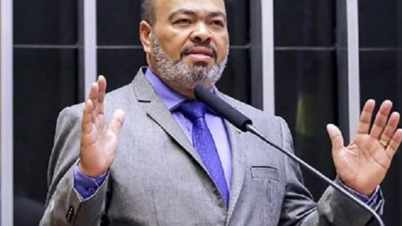 Lira afasta deputado do PT para devolver mandato a parlamentar cassado