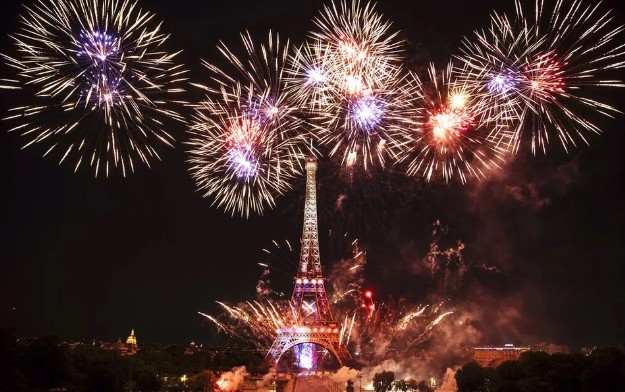 Menino de 7 anos e irmã de 24 morrem durante fogos de artifício em feriado na França