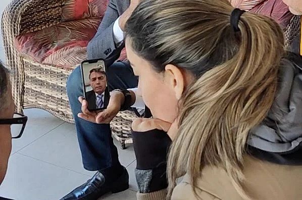 Bolsonaro liga para família de guarda municipal assassinado em festa; vídeo