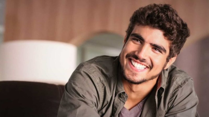 Caio Castro revela que se incomoda em não dividir conta com uma parceira