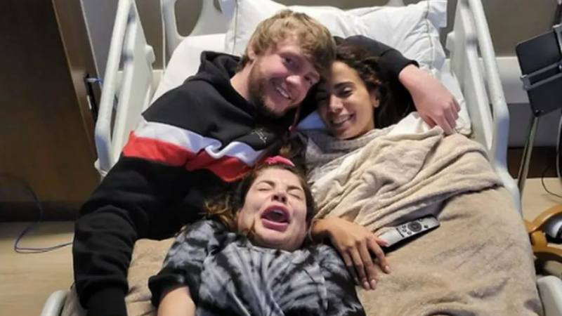 Anitta aparece no hospital com Gkay e o namorado, Murda Beatz