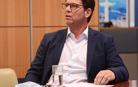 Mario Frias é internado com quadro de infarto e passa por cateterismo