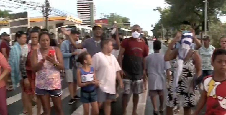 Desalojados pelas chuvas denunciam falta de insumos em abrigos de Maceió