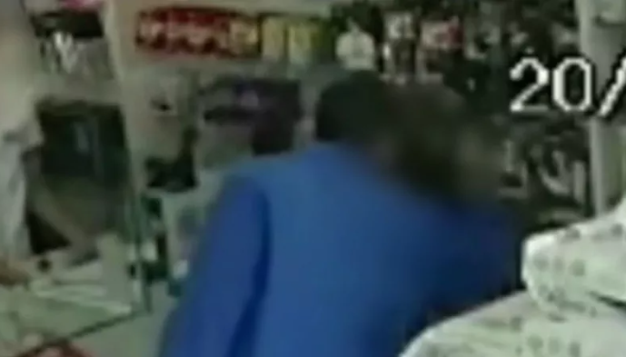 Bandido pede desculpas e beija testa de mulher durante assalto a farmácia na Grande Natal