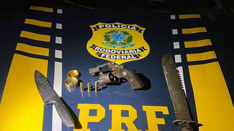 Três homens são presos com facões e arma de fogo no interior de Alagoas