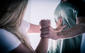 45% das mulheres já tiveram o corpo tocado sem consentimento em local público, mas apenas 5% dos homens admitem, aponta pesquisa Ipec