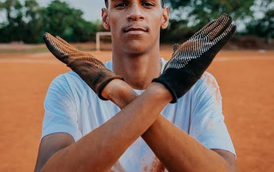 Luva finge abandono, joga Falcão para escanteio e assina com outro empresário