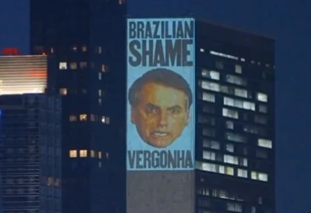 Projeções chamando Bolsonaro de “vergonha” são vistas em prédios em NY