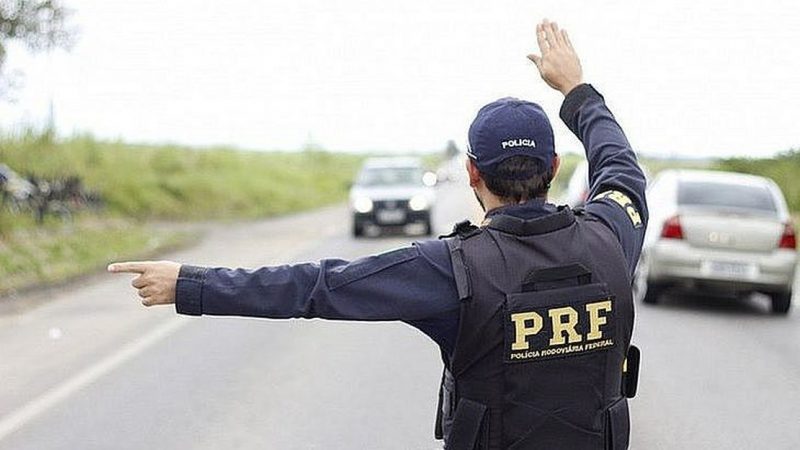 Homem deixa de pagar pensão alimentícia e é preso enquanto dirigia em rodovia em Alagoas