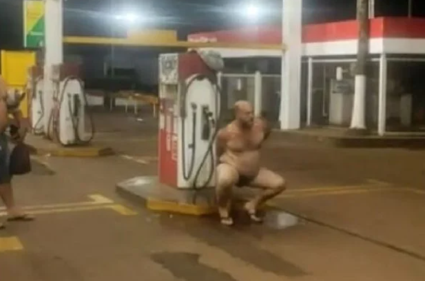 Após gerente de posto de gasolina negar chuveiro, caminhoneiro toma banho em torneira do posto