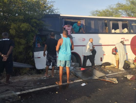 Acidente entre ônibus com romeiros de Penedo e Piaçabuçu deixa vítimas em PE