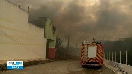 Incêndio é controlado após mais de oito horas em fábrica de descartáveis em Arapiraca, AL