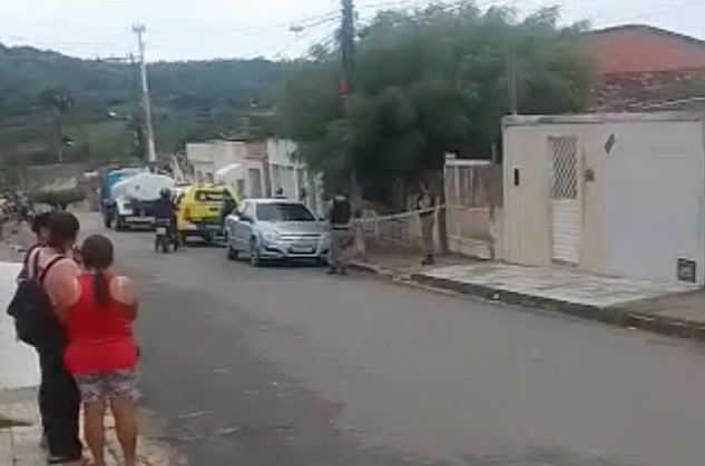 Jovem é assassinado dentro de veículo no centro de Palmeira dos Índios