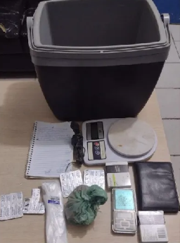 Polícia prende jovem que transportava drogas em caixa térmica no Benedito Bentes