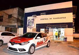 Mulher é presa por envenenar e matar dois filhos, além de tentar assassinar a própria mãe