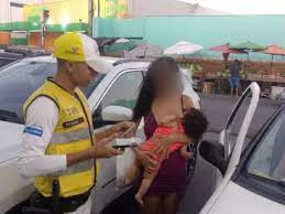 Agentes de proximidade realizam salvamento de bebê inconsciente após acidente com a porta do carro