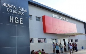 Homem é agredido na cabeça por dupla em frente a supermercado no Benedito Bentes