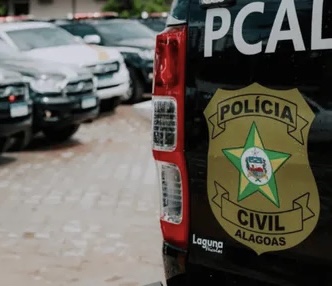 Mulher é presa acusada de estupro contra enteada de 15 anos, em Maceió