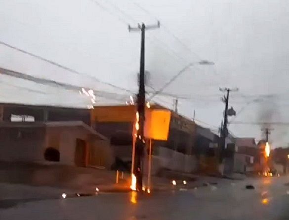 Incêndio em postes deixa moradores sem energia na Avenida Rotary em Maceió