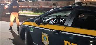 Jovem embriagado é preso após quase atropelar policial rodoviário em fuga perigosa