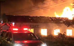 Incêndio devasta fábrica de estofados em Arapiraca envolvendo esforços heróicos de bombeiros e comunidade