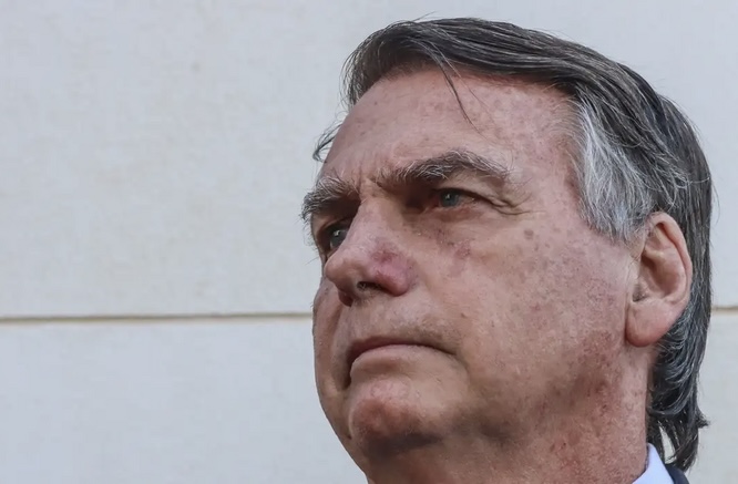 Defesa de Bolsonaro pede afastamento de Alexandre Moraes de investigação