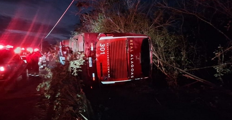 Ônibus tomba e deixa passageiros feridos na BR-101, em Joaquim Gomes