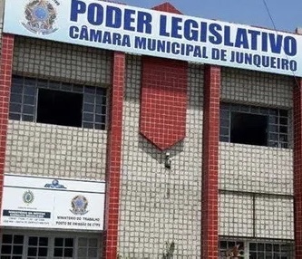 Vereador renuncia ao cargo, suplente assume e também entrega carta de renúncia