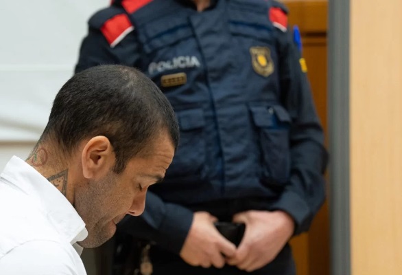 Daniel Alves é condenado a 4 anos e meio por agressão sexual