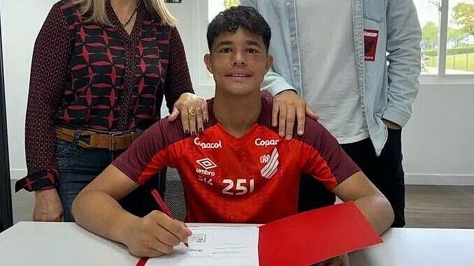 Filho de Eliza Samudio, Bruninho assina contrato com o Athletico-PR no dia em que a mãe faria aniversário