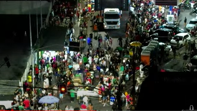 Foliões invadem ruas de Palmeira com o Bloco do Povo e a banda Cheiro de Amor