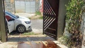 Suspeito com extensa ficha criminal é detido por incendiar casa da família após recusa de financiamento para arma de fogo