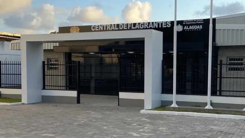 Homem é esfaqueado pela esposa enquanto dormia em Maceió; autora é presa