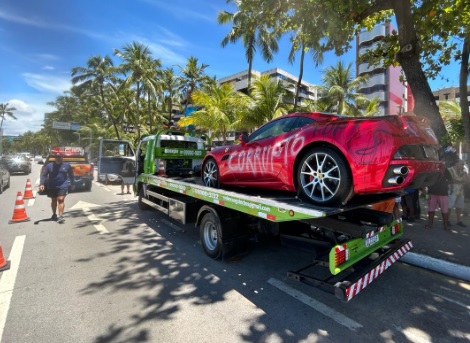 Irregular e com pichações, Ferrari ‘esquecida’ na orla é guinchada