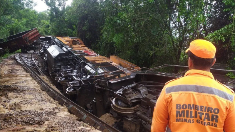 Locomotiva descarrila e tomba em cratera