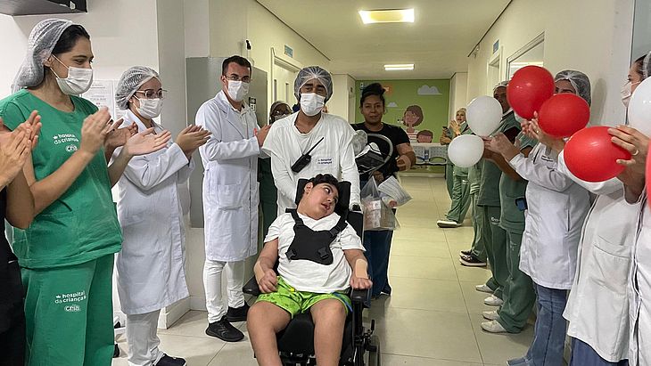 Após sete meses de internação, criança de 8 anos recebe alta no Hospital da Criança de AL