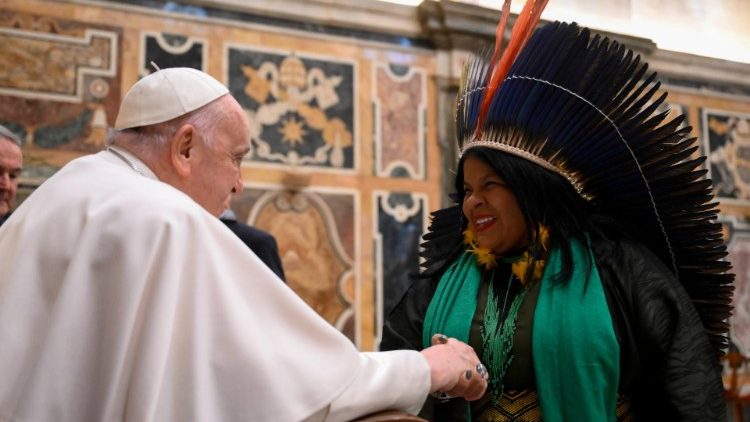 Ministra Sonia Guajajara encontra o Papa Francisco em evento sobre ciência no Vaticano