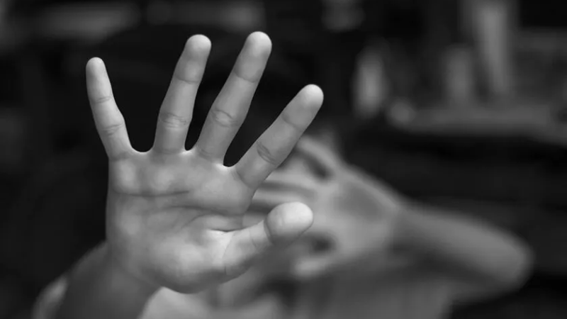 Criança de apenas 10 anos foi agredida fisicamente com um fio de energia pelo próprio pai