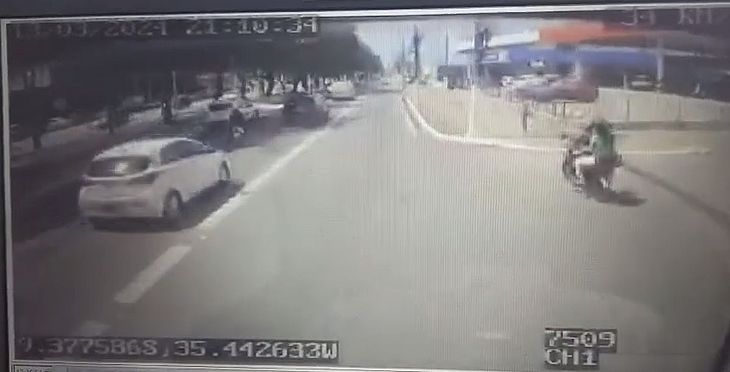 Imagens de câmera de ônibus registraram acidente fatal na Avenida Fernandes Lima
