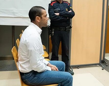 Daniel Alves pode ser solto hoje se pagar fiança de 1 milhão de euros