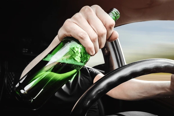 Motorista é preso após ser flagrado com cerveja e crack no carro e ameaçar atropelar PM