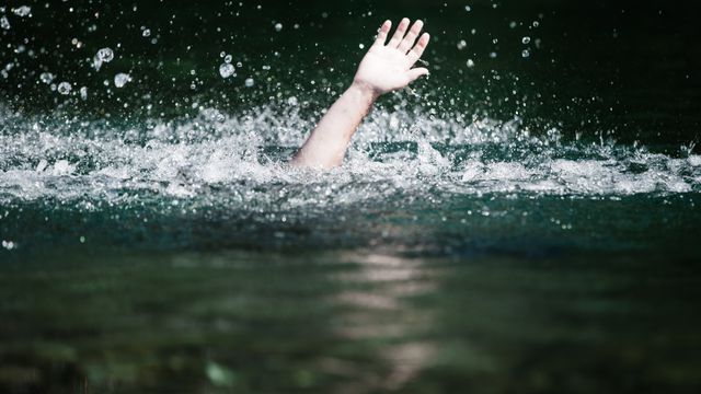 Resgate de banhistas em praia de Jacarecica, Maceió: Surfistas salvam jovens em afogamento