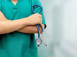 Confronto no hospital: Mãe de bebê de 11 meses acusa equipe médica de descaso, enquanto profissionais relatam ameaças