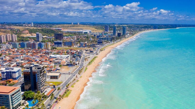 Adolescente de 15 anos é socorrido após incidente de afogamento na Praia de Jatiúca; Bombeiros agem rapidamente