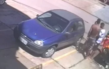 Mulher convence ladrões de roubar seu carro e recebe abraço dos assaltantes