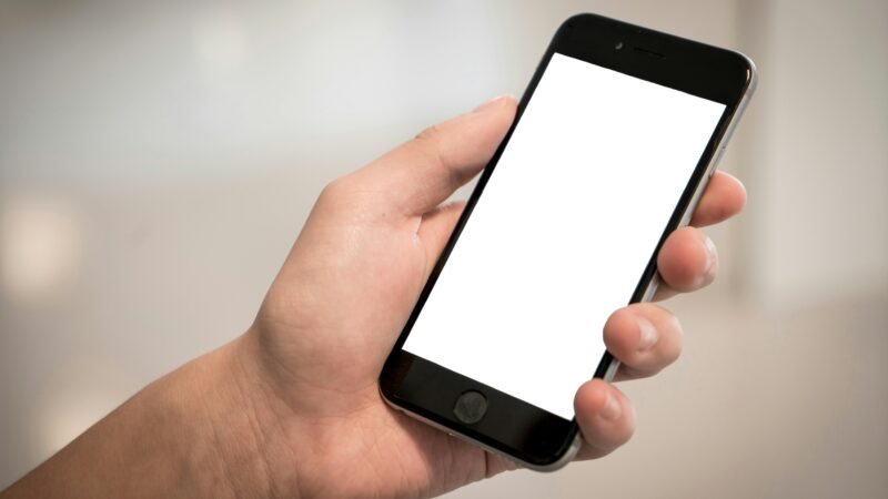 Alerta da Apple: Riscos de dormir com o celular carregando